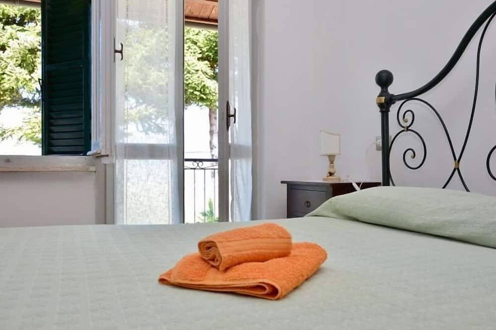 Villa San Martino, two houses sharing a fenced pool, San Martino private villa in Lisciano Niccone, Valtiberina