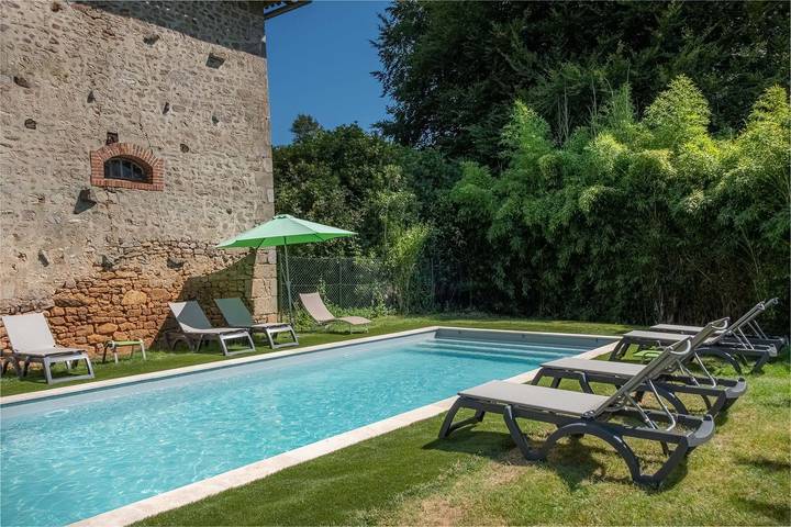Gîte pour 15 personnes, avec jardin ainsi que terrasse et piscine à La Jonchère-Saint-Maurice