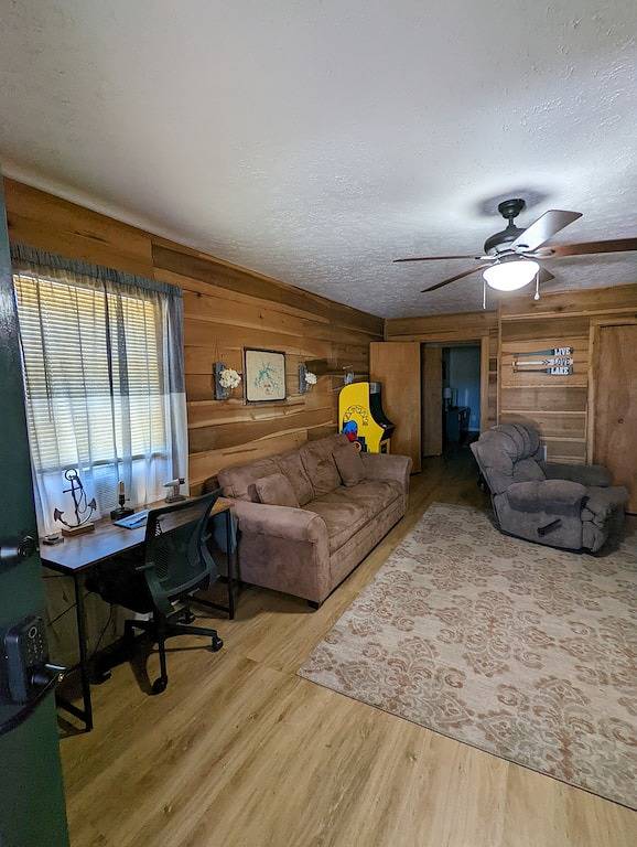 Less than 1 mile from Dale Hollow State Park Marina. Private pond for fishing. in Dale Hollow Lake