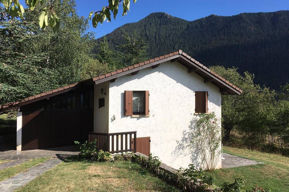 Chalet on the edge of the Mercantour Park in Saint-Dalmas de Valdeblore. in Valdeblore, Nice region