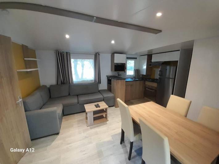 Camping pour 8 personnes, avec piscine ainsi que jardin et jacuzzi, animaux acceptés