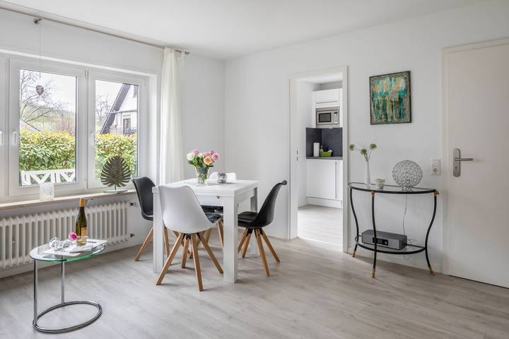 Ganze Wohnung, Haustierfreundliche Ferienwohnung Holly mit Wlan und Terrasse in Ebringen, Südschwarzwald