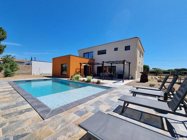 Location de vacances pour 11 personnes, avec Terrasse ainsi que Jardin et Piscine à Sallèles-d'Aude