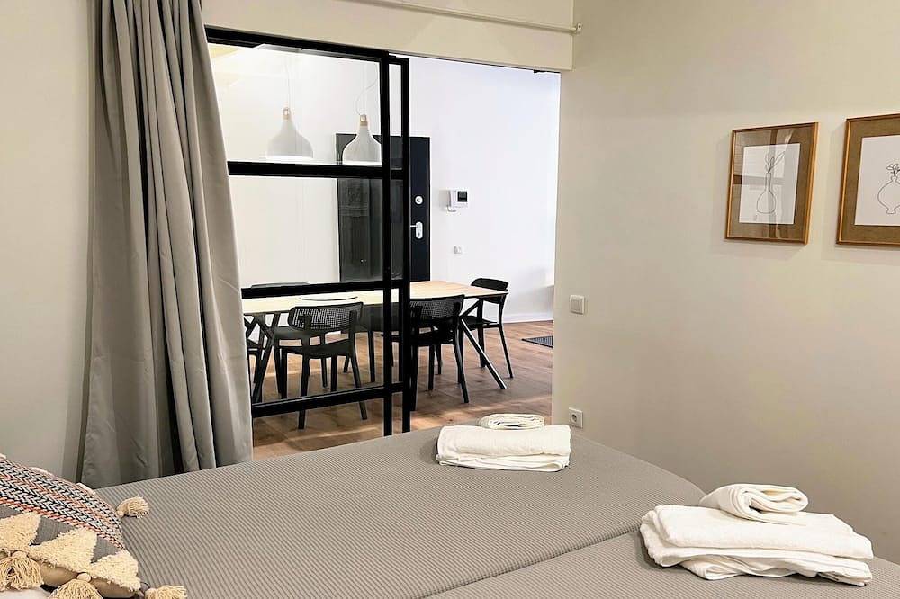 Entire apartment, Charming ground floor 200m beach and train in Sant Pol de Mar, Costa del Maresme