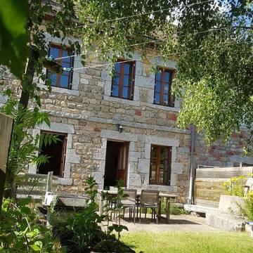 Gîte pour 8 personnes, avec vue et jardin, animaux acceptés à Saint-Alban-sur-Limagnole