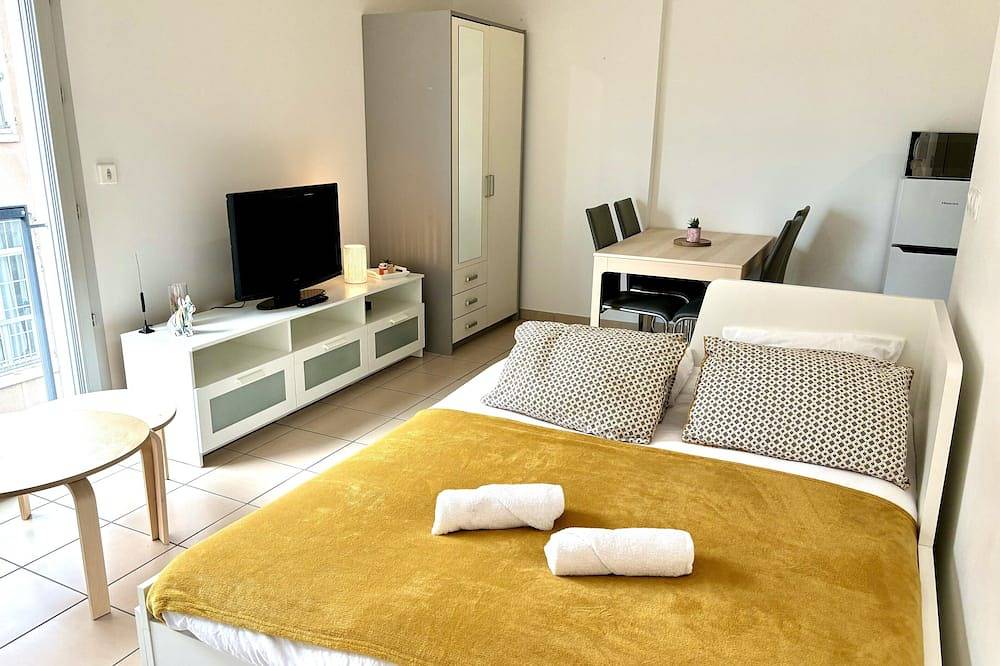 Entire apartment, Le Métropolitain - Grand studio coeur Tassin et gare in Tassin-la-Demi-Lune, Rhône