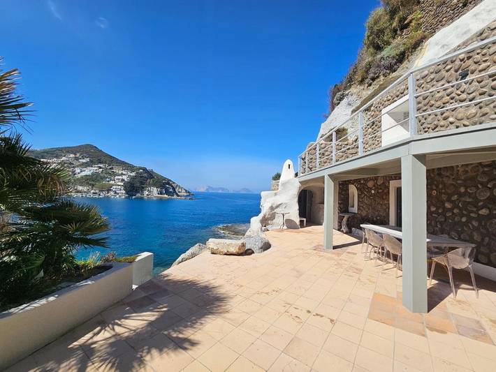 Location de vacances pour 8 personnes, avec Balcon et Terrasse ainsi que Jardin et Piscine à Ponza - 4
