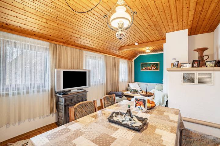 Hel lejlighed, Apartment 'Retro Mit Schlossblick' with Mountain View, Shared Terrace and Wi-Fi in Altensteig, Nord Sortskoven