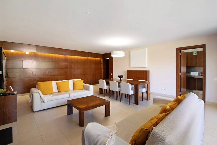 Appartement entier, Apartamento Salgados Sol e Sal avec piscine, Wi-Fi, A/C et jardin in Guia, District de Faro