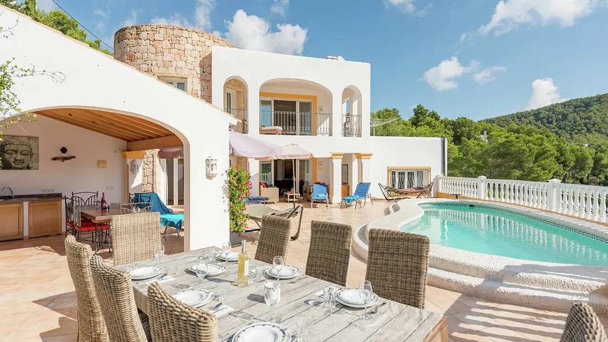 Villa for 12 people, with terrace and pool as well as garden in Cala Llonga