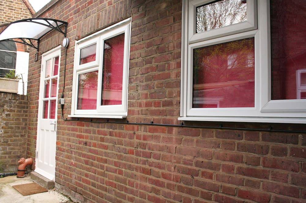 Apartamento entero, Nuevo estudio independiente con entrada independiente en una zona tranquila de lujo in Camden, Londres