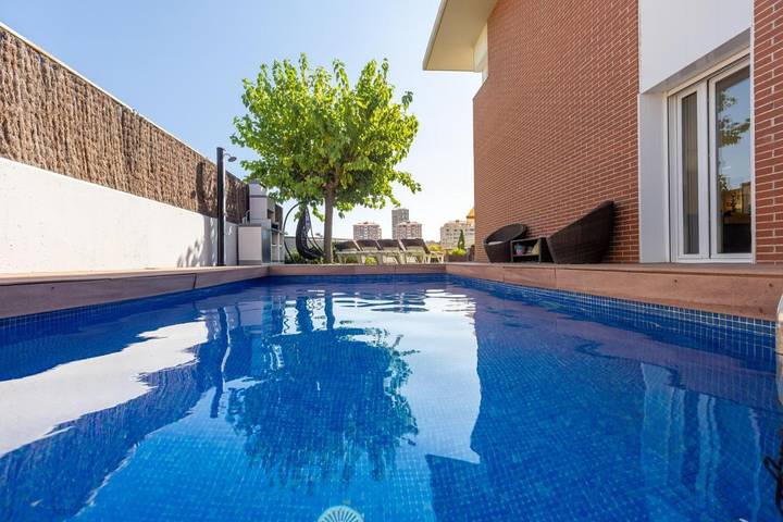 Casa de vacaciones para 9 personas, con Balcón y Terraza además de Jardín y Piscina en Montgat