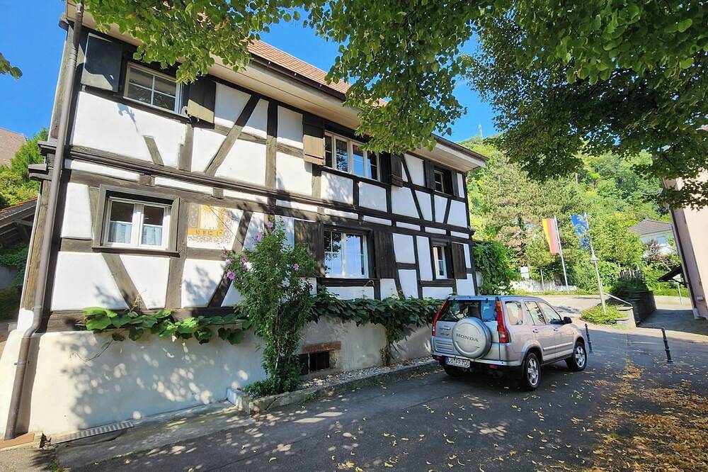 Ganze Wohnung, 400 Jahre altes Fachwerkhaus im Dorfkern am Dorfbrunnen in Grenzach-Wyhlen, Südschwarzwald