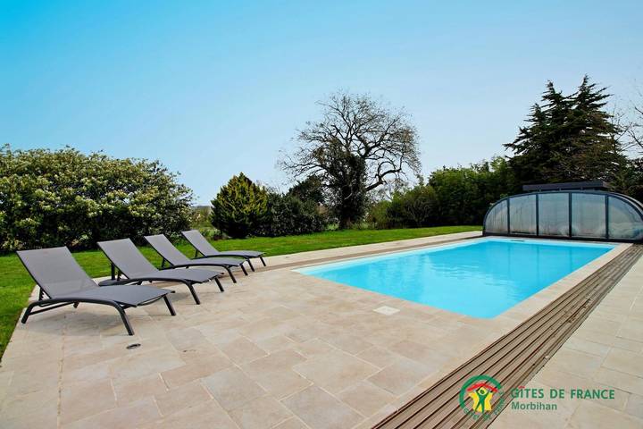 Maison de vacances pour 4 personnes, avec Terrasse et Jardin ainsi que Piscine et Vue à Theix