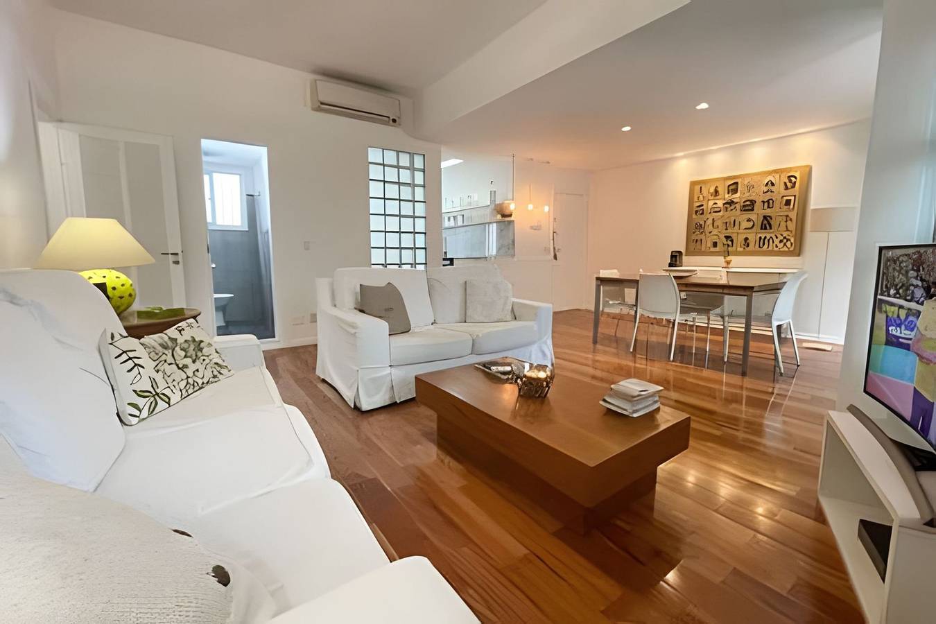 Entire apartment, Charming 2-bedroom apartment with balcony in Ipanema, Rio de Janeiro