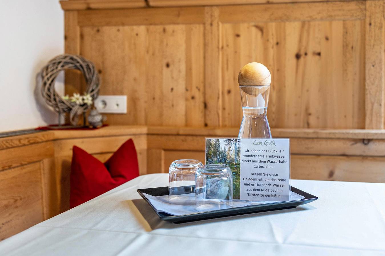 Ganze Wohnung, Ferienwohnung 'Stoffnerhof Apt Edelweiß' mit Bergblick, Gemeinschaftsgarten und Wlan in Villgratner Berge, Welsberg-Taisten