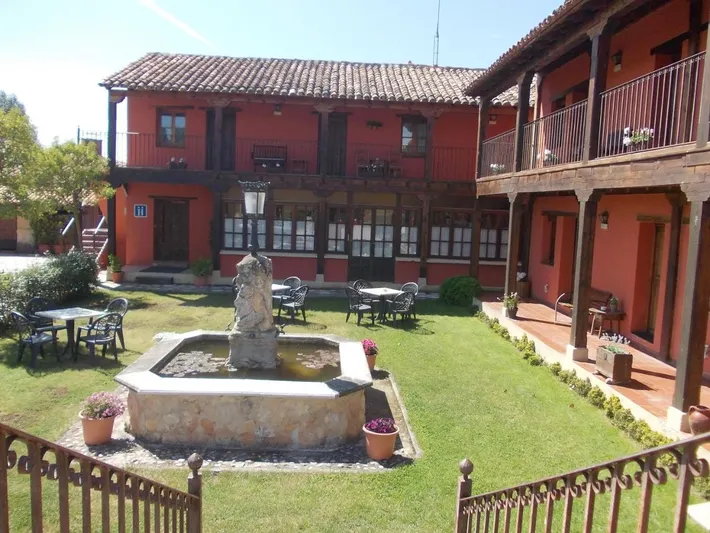 Hotel para 3 personas, con jardín además de terraza y vistas - 1