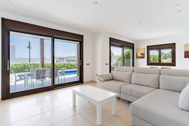 Vakantiehuis 'Chalet En La Cala De Mijas Costa' met Uitzicht op Zee, Zwembad en Terras in La Cala de Mijas, Mijas