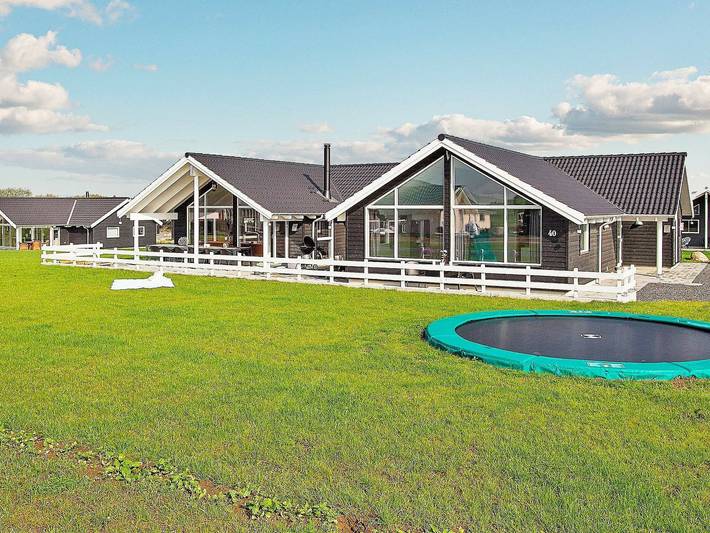 Ferieudlejning for 14 personer, med Terrasse og Pool samt Sauna i Bogense