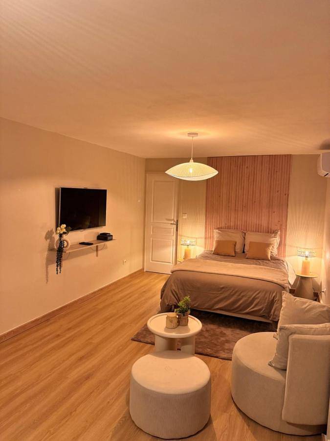 Appartement de vacances pour 2 personnes, avec piscine et jacuzzi ainsi que terrasse et jardin