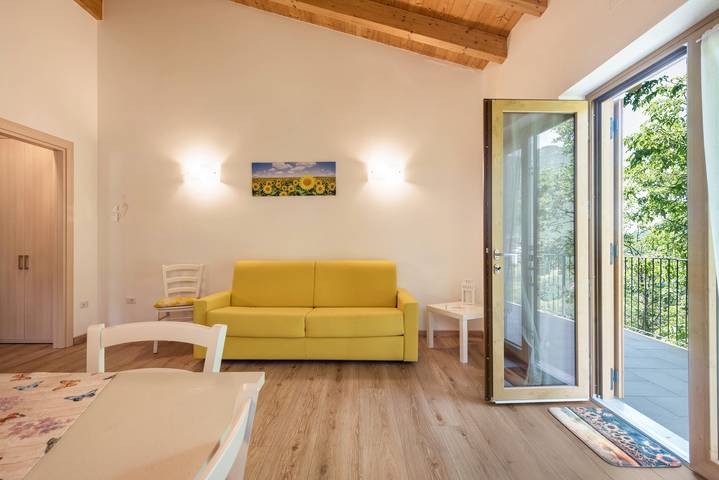 Entire apartment, Apartment "Nonno Bigi Girasole" with Mountain View, Wi-Fi, Balcony & Garden in Tremosine, Garda Mountains