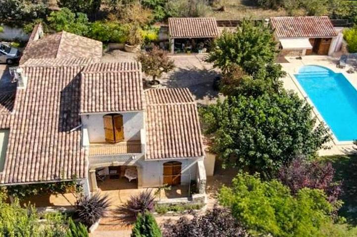 Location de vacances pour 8 personnes, avec jardin à Beaumont-de-Pertuis