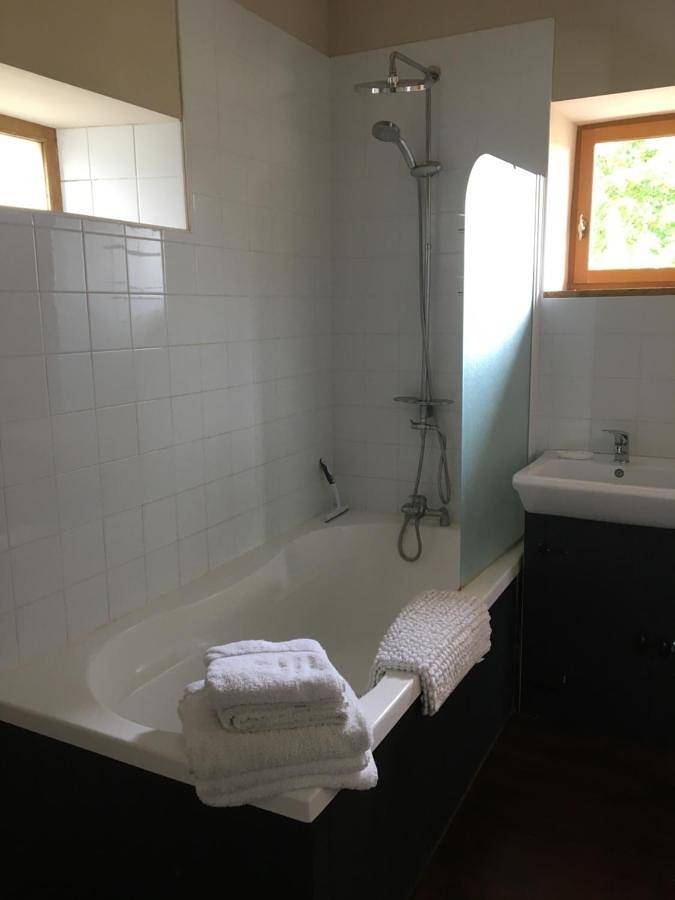 Location de vacances pour 6 personnes, avec vue ainsi que piscine et jardin à Verteillac - 2