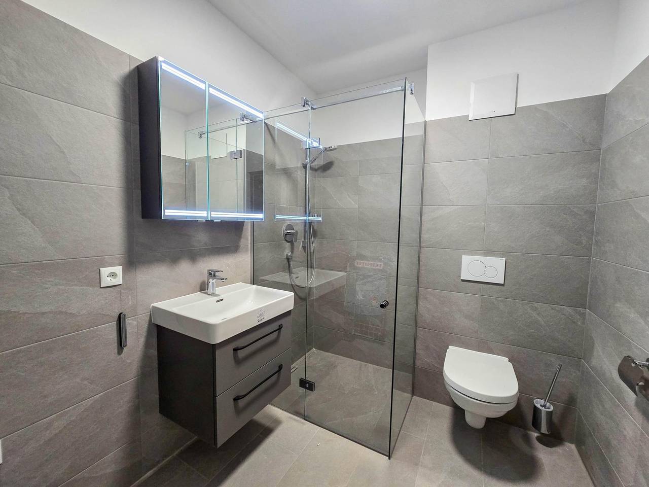 Ganze Wohnung, Modernes Apartment im Zentrum von Jenbach in Jenbach, Bezirk Schwaz