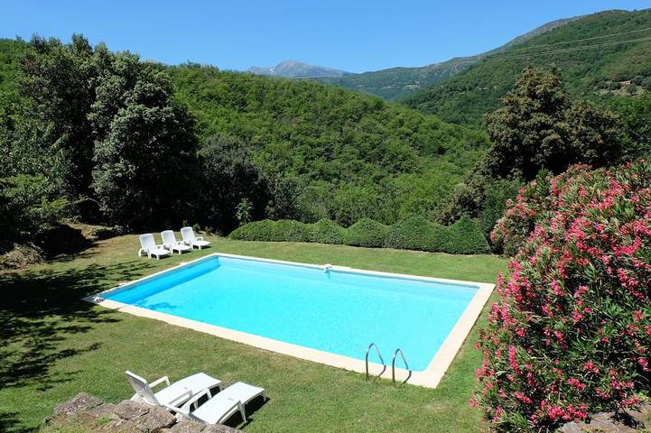 Location de vacances pour 7 personnes, avec jardin et terrasse à Prunet-et-Belpuig