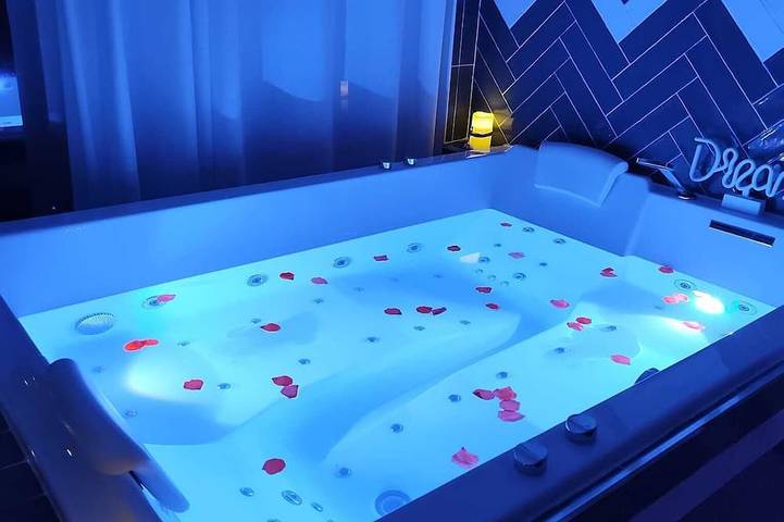 Gîte pour 2 personnes, avec Jacuzzi ainsi que Jardin et Sauna