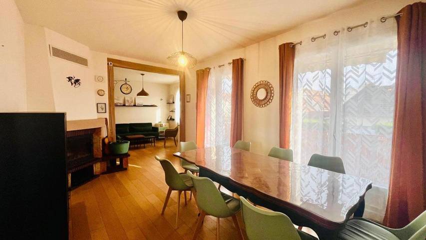 Location de vacances pour 8 personnes, avec Balcon et Terrasse ainsi que Jardin et Vue à Pontcarré