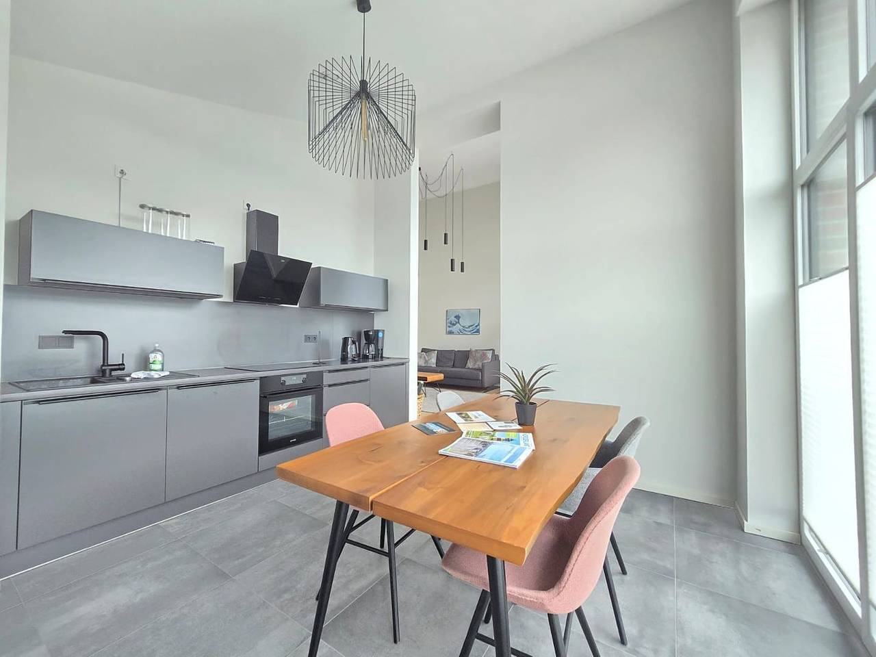 Ganze Wohnung, Modernes Penthouse mit überdachtem Balkon und Flussblick im Herzen von Norden in Norden, Norden und Umgebung