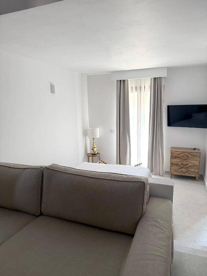 Location de vacances pour 2 personnes, avec piscine ainsi que vue et jardin dans Perdika - 3