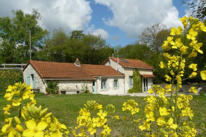 Gîte pour 4 personnes, avec jardin et piscine à Saint-Julien (Bourgogne)