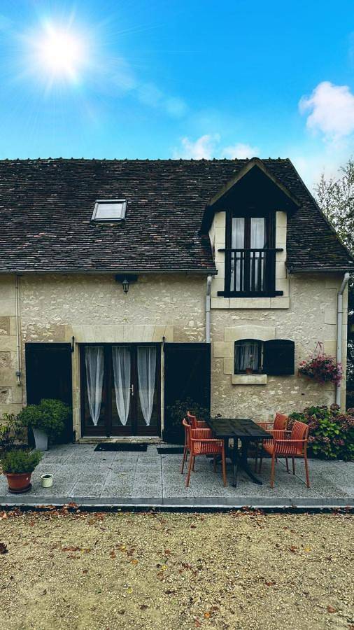 Gîte pour 4 personnes, avec vue ainsi que piscine et jardin, adapté aux familles à Obterre