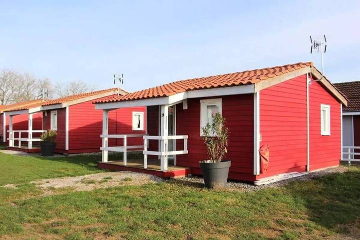 Chalet pour 4 personnes, avec terrasse et piscine