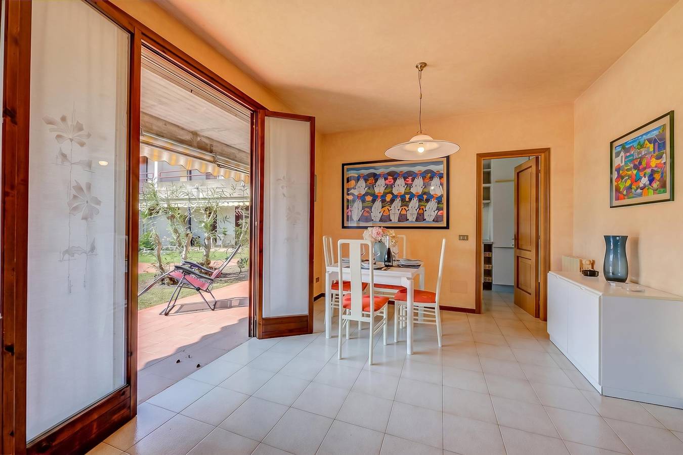 Ganze Wohnung, Cinzia Apartment Front Beach- Pool, Garage & Terrace in Colombare, Sirmione