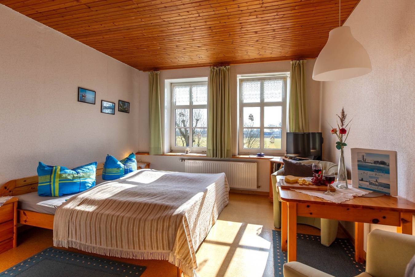 Ganzes Studio, Apartment 'Fewo Süderstuv' mit gemeinsamer Terrasse, Garten und Wlan in Pellworm, Nordfriesland