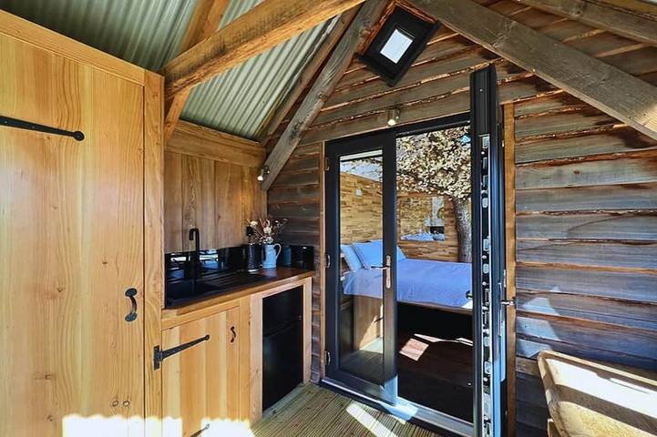 Dog friendly, Tinywood Four with hot tub set in Long Itchington, Warwick in Long Itchington, Warwickshire