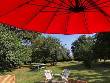 Gîte pour 12 personnes, avec jardin et terrasse, animaux acceptés à Faleyras