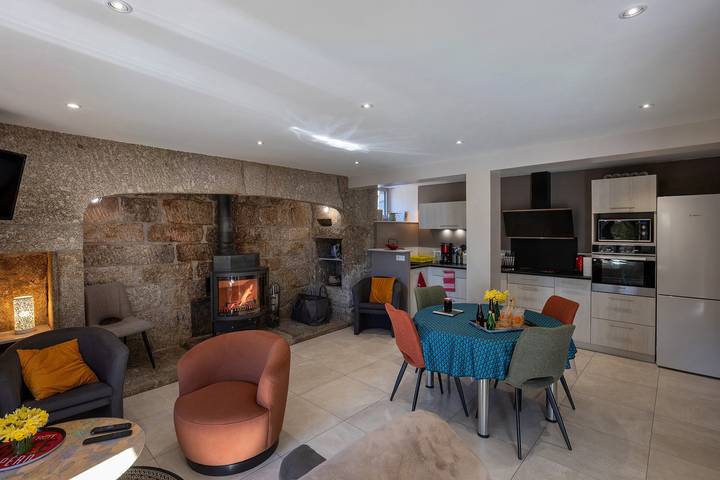 La Maison de Castanet – Charm and Nature in Moulinetsøen, Le Buisson
