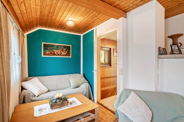 Hel lejlighed, Apartment 'Retro Mit Schlossblick' with Mountain View, Shared Terrace and Wi-Fi in Altensteig, Nord Sortskoven