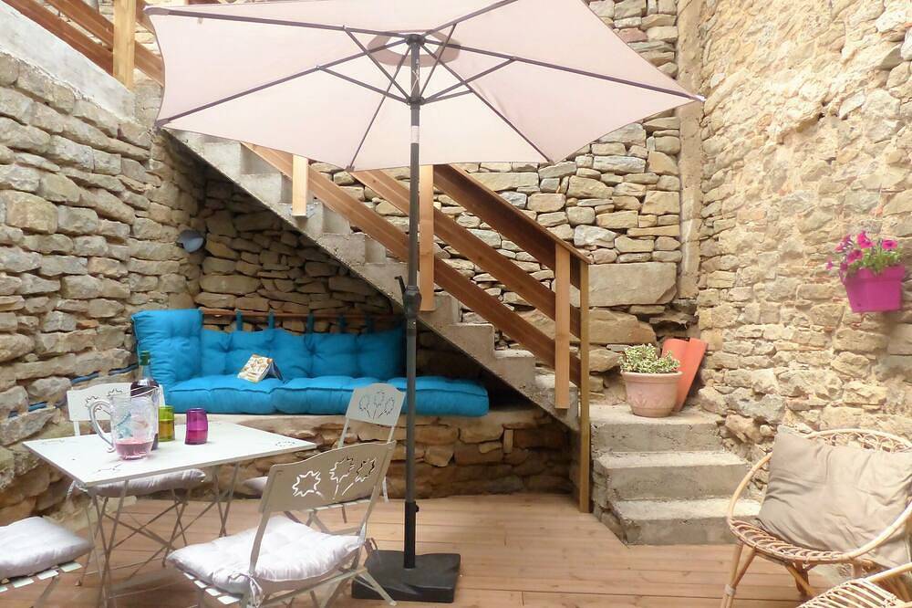 Appartement entier, 18 kms de la Cité de Carcassonne, gîte dans une maison de maître wifi spa  patio in Laure-Minervois, Région de Carcassonne
