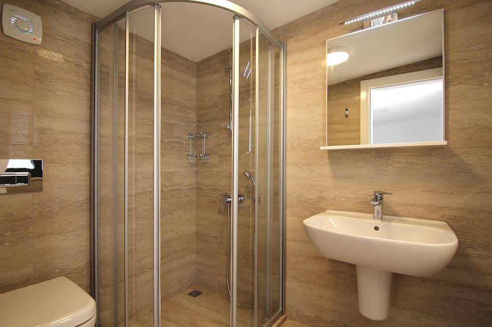 Ganze Wohnung, Brandneues, modernes Luxusapartment mit atemberaubendem Meerblick und privatem Dachpool. in Kaş, Provinz Antalya