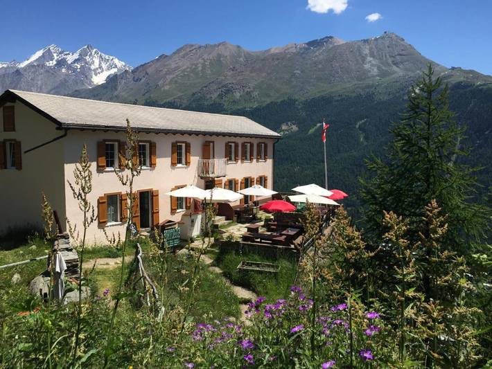 Gîte pour 2 personnes, avec terrasse ainsi que jardin et vue