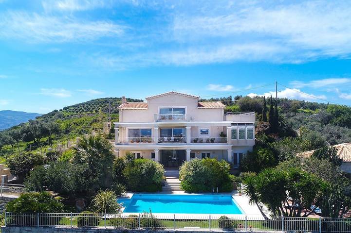 Villa for 12 people, with hot tub and garden in Heraklion