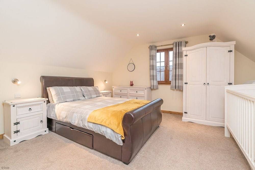 Three Bedroom Lodge with Hot Tub and Log Fire | Maes-Artro-Lodge in Llanbedr, Snowdonia