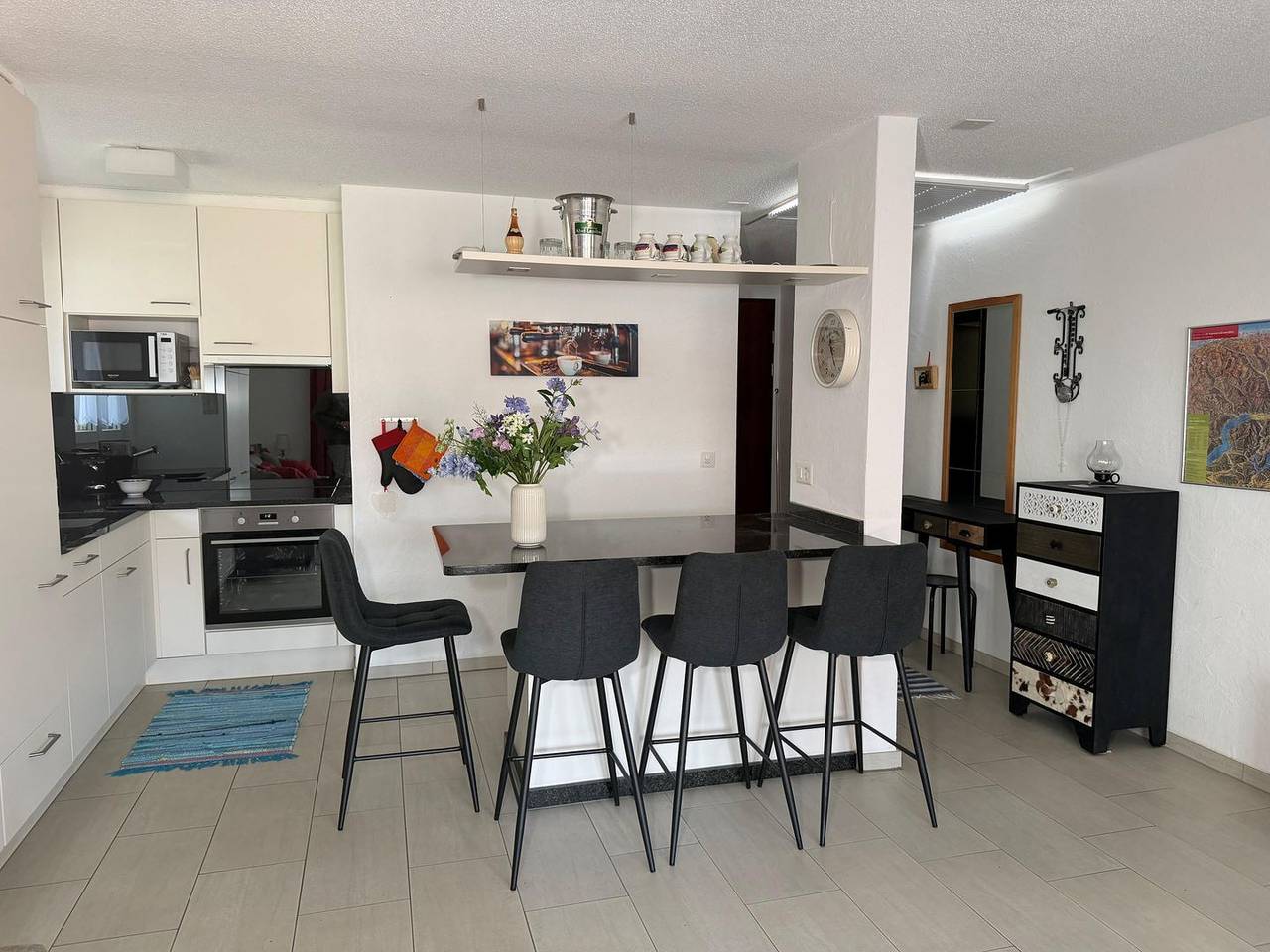 Ganze Wohnung, Kleine nette Ferienwohnung mit Pool und Sauna in Muralto in Muralto, Tessiner Alpen