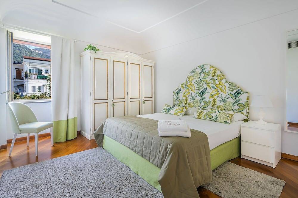 Apartamento entero, Spacious & Elegant three bedroom apartment for up to 7 people near Sorrento in Meta, Provincia de Nápoles