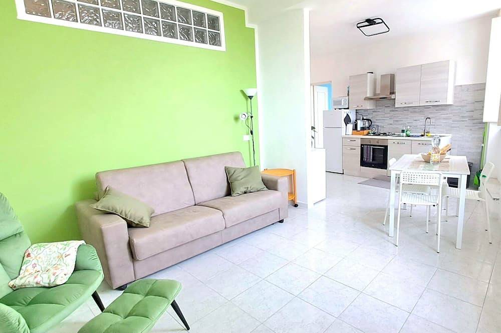 In quiet area, overlooking with sea view, 10 minutes from downtown and the sea in Livorno, Etruskische Küste
